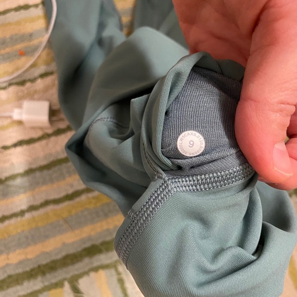 Peloton Lululemon Wunder Unders Size 6 - Picture 3 of 5